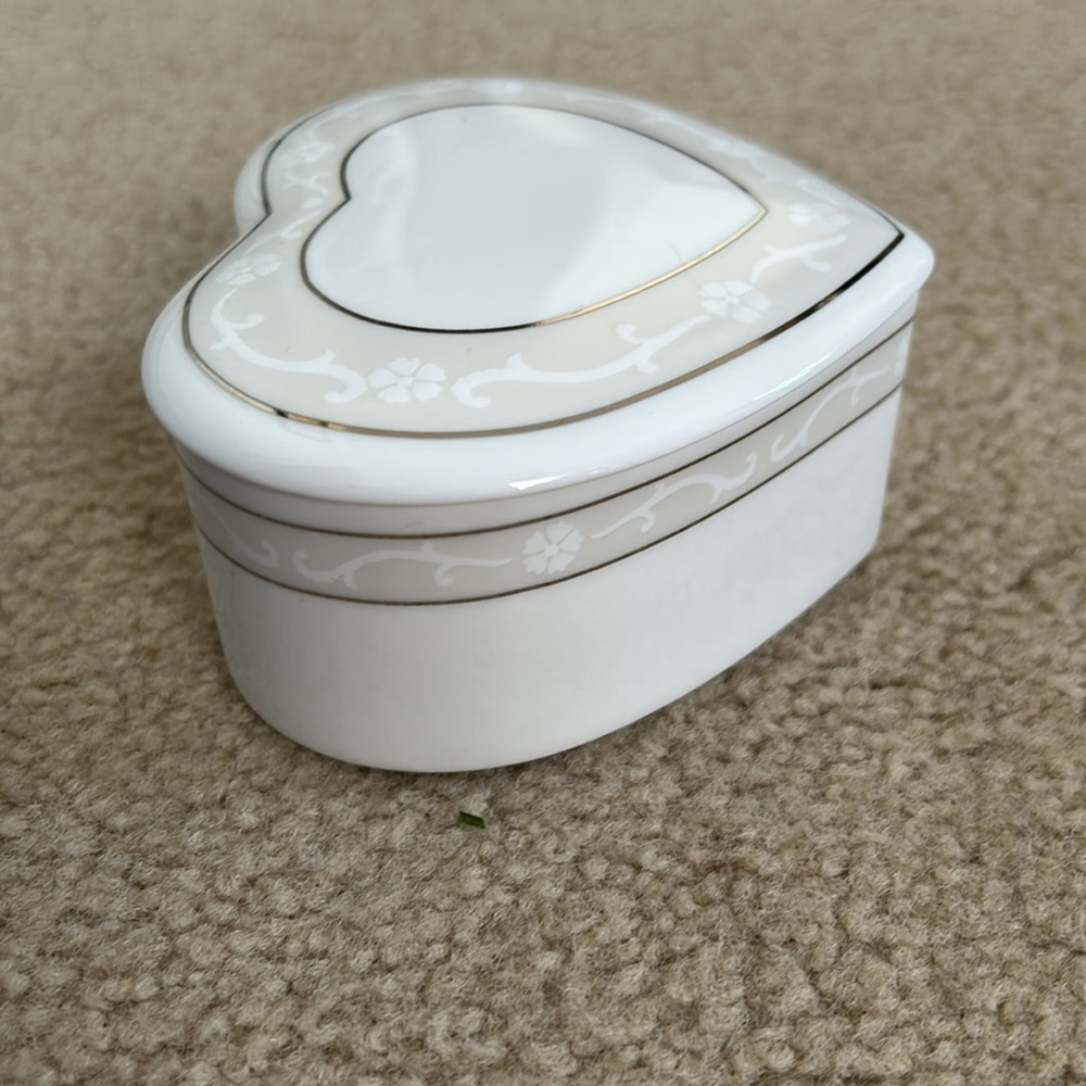 Wedgewood Icing ivory Porcelain Heart Shaped Trinket Box - Picture 5 of 7